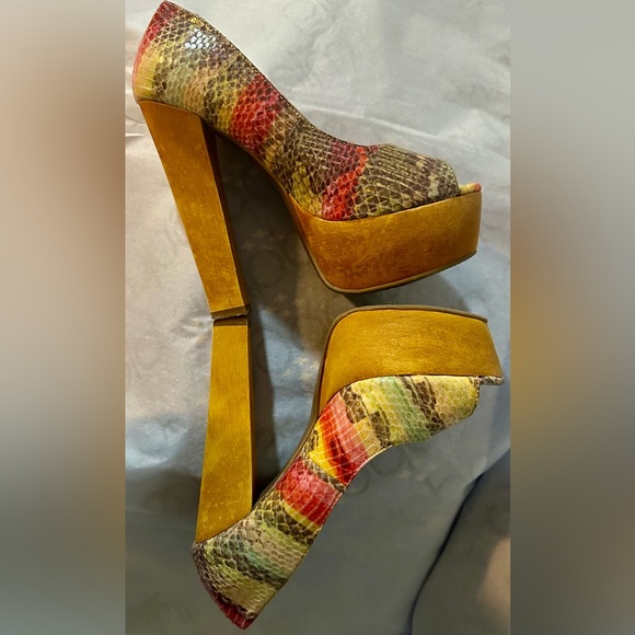 Women’s | Multi color | scaled, wood 4.5in heel | open toe - Picture 3 of 4